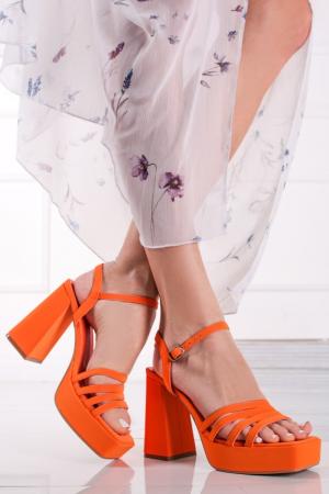 Oranžové sandále na hrubom podpätku Assia